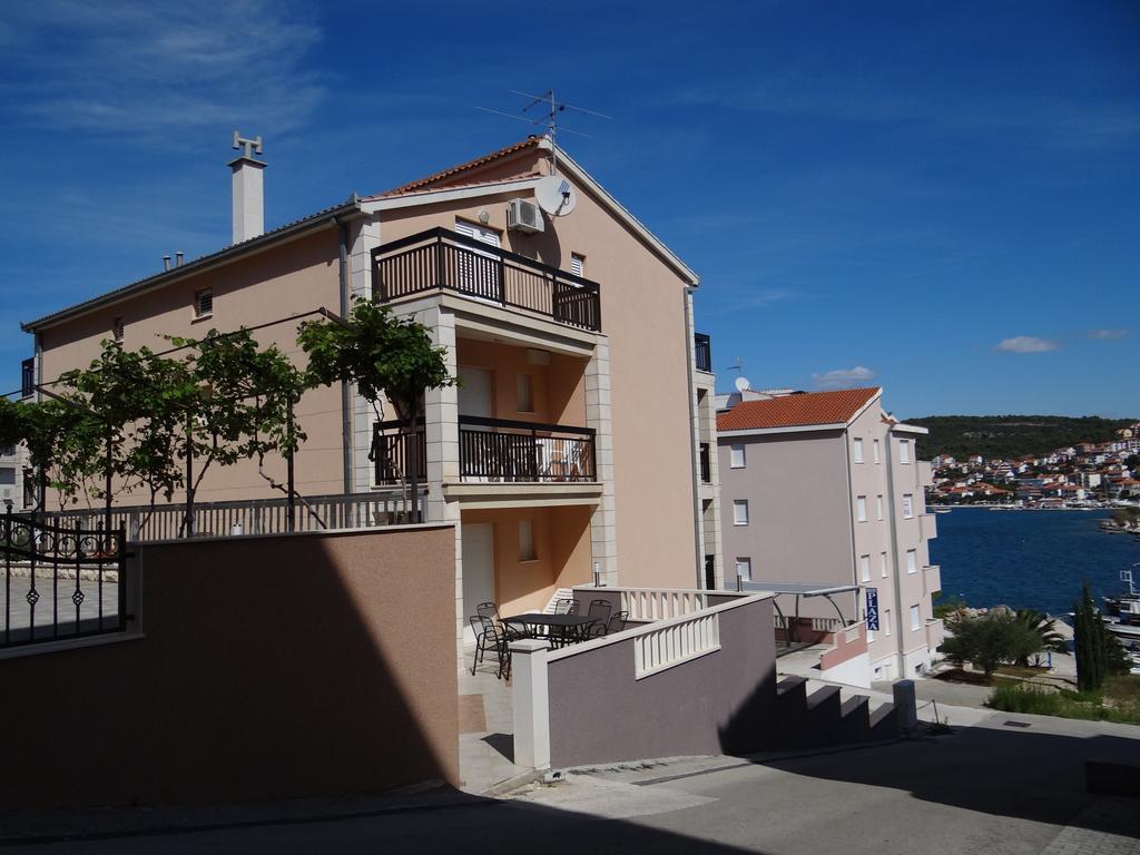 Vila Lola Apartmani Trogir Exteriör bild